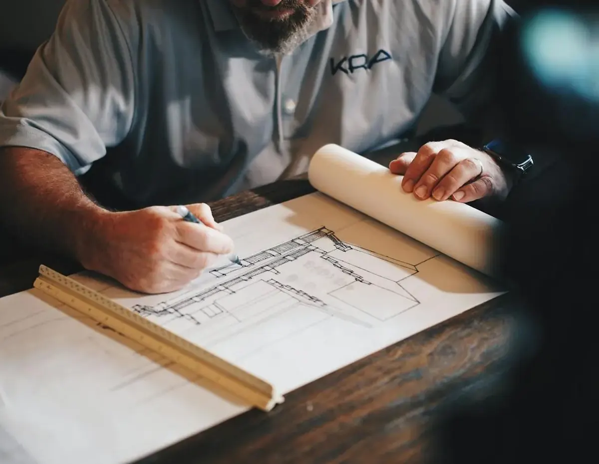 Arquitecto trabajando sobre planos