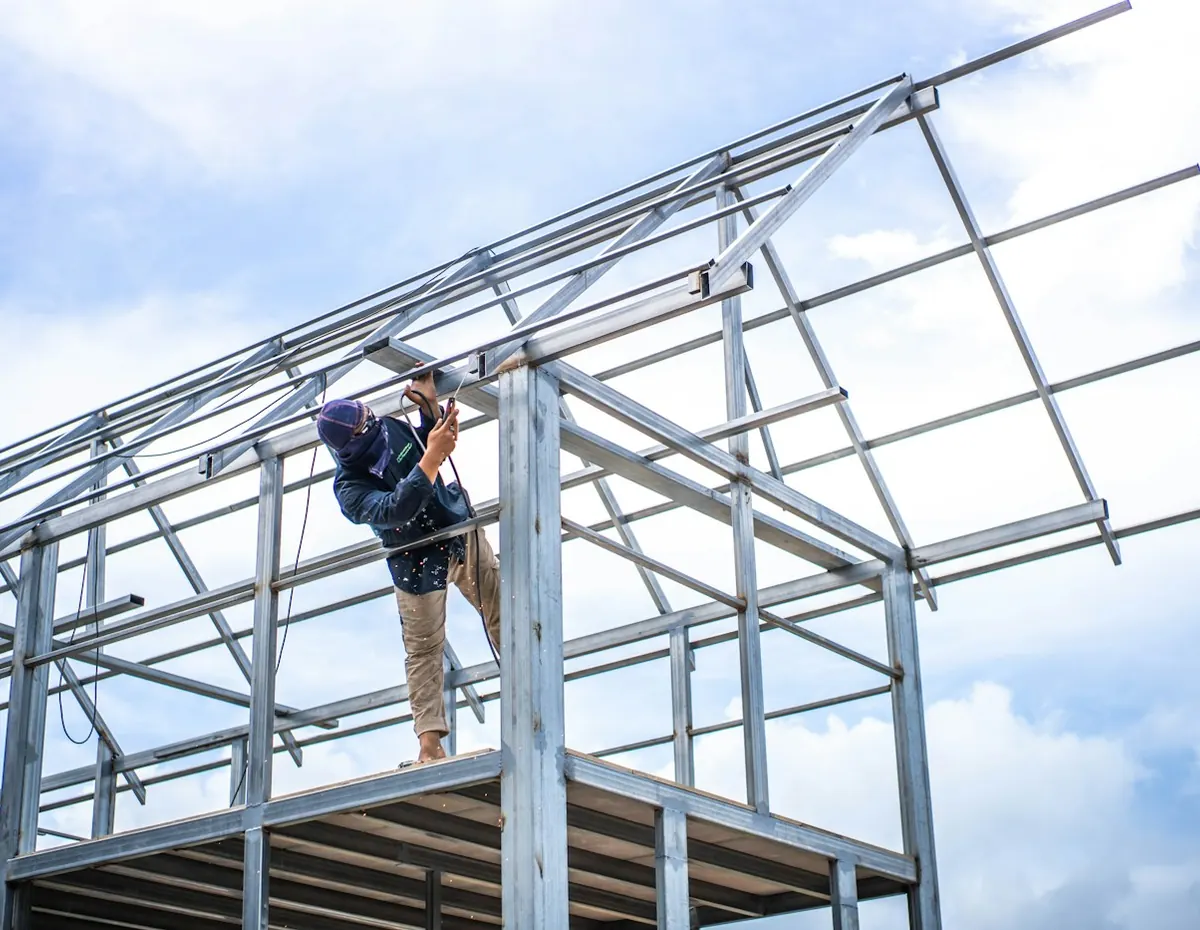Trabajador armando estructura metálica liviana