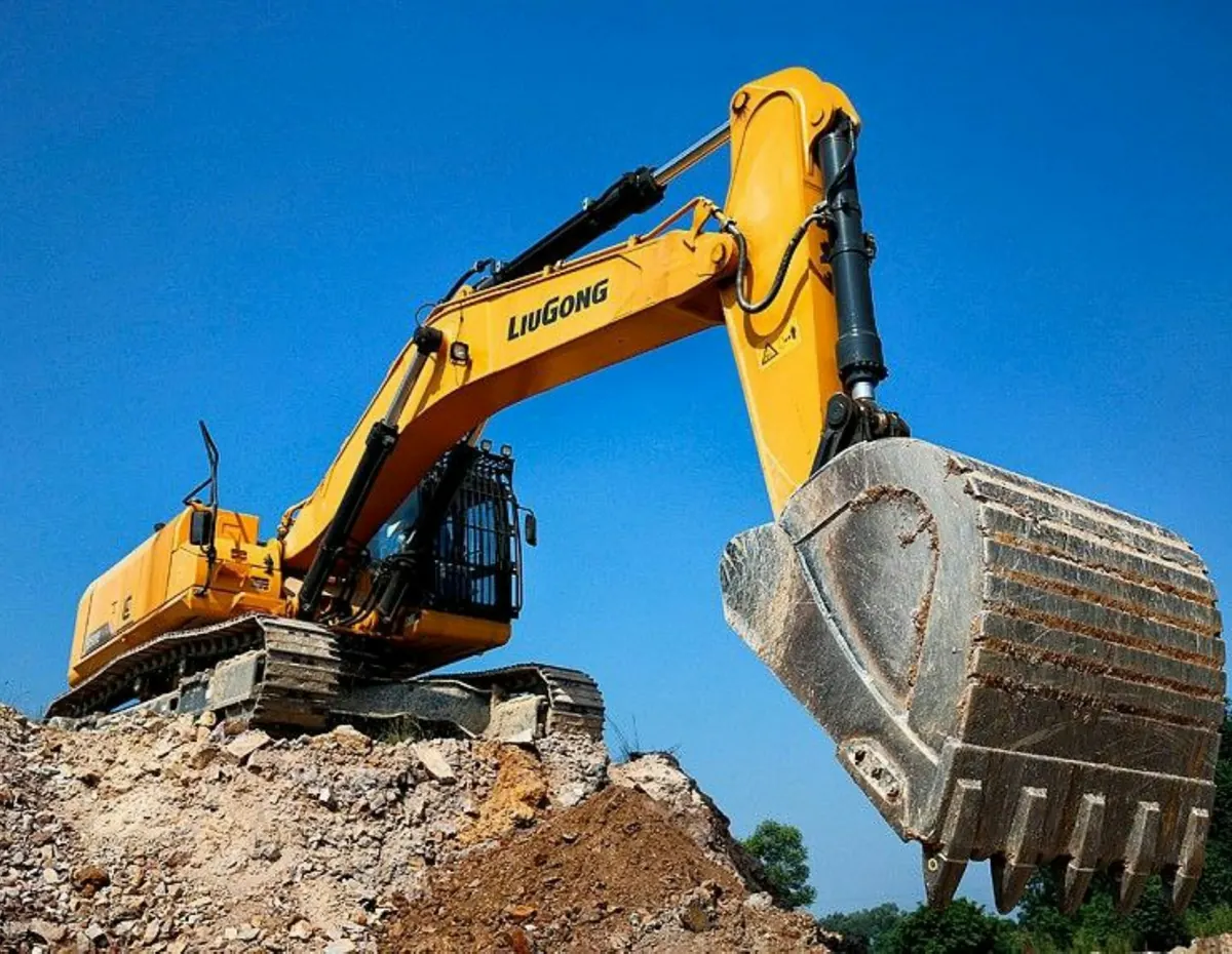 Excavadora amarilla trabajando en obra