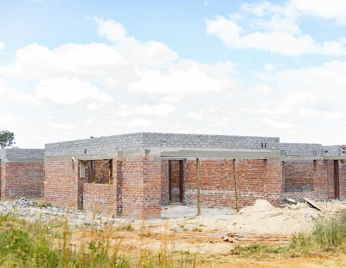 Casa en construcción en ladrillo y concreto
