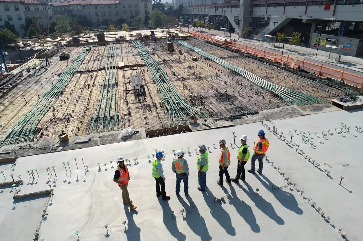 Equipo revisando una obra