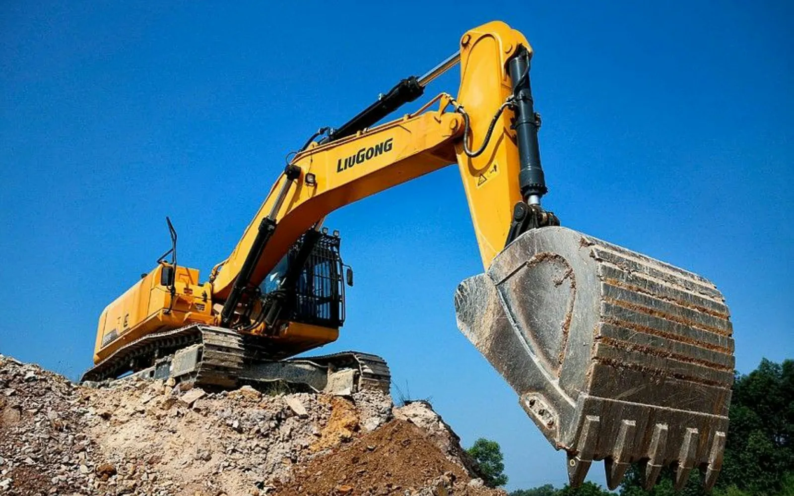 Excavadora amarilla trabajando en obra