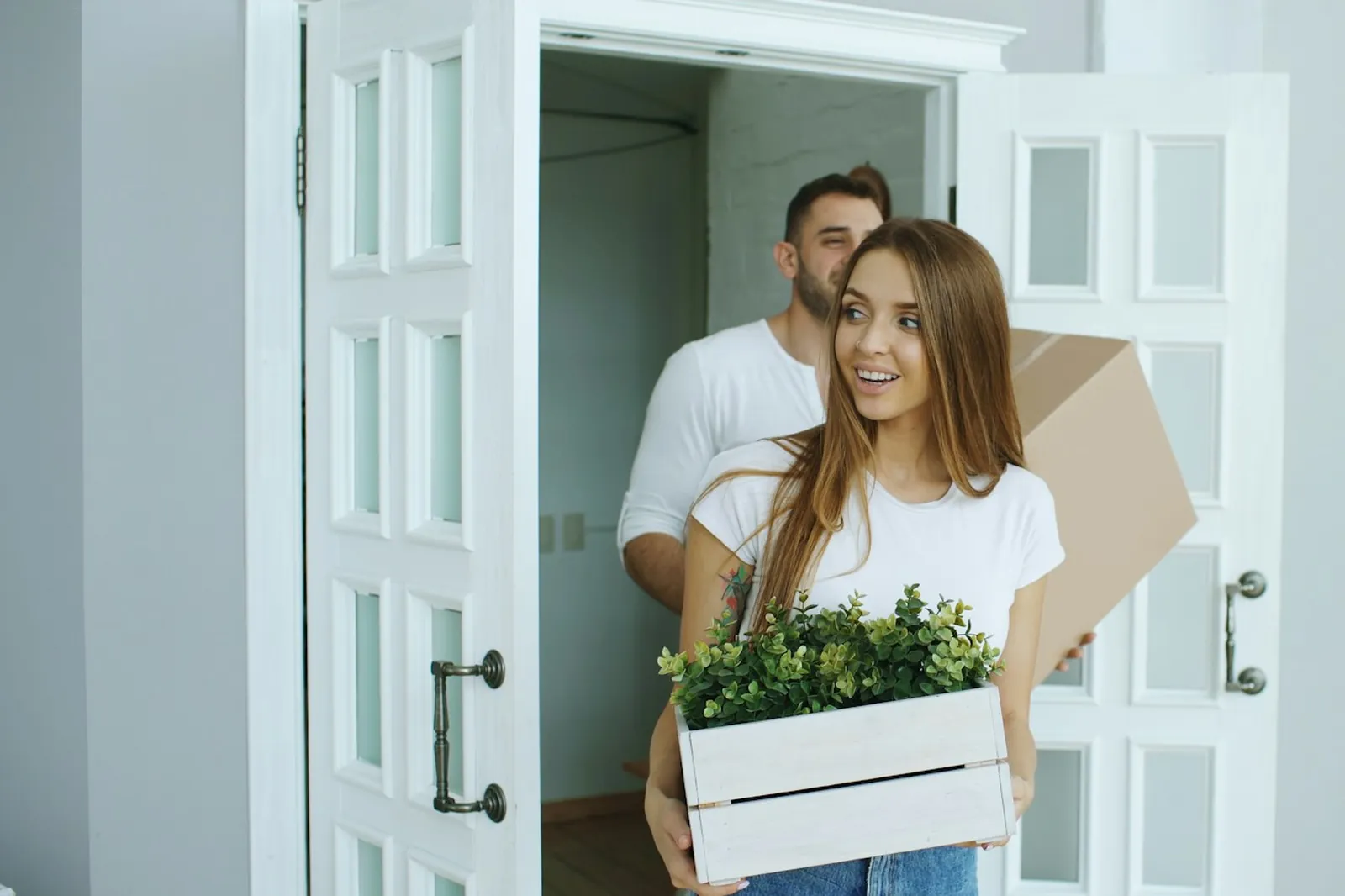 Pareja entrando con cajas a su nuevo hogar