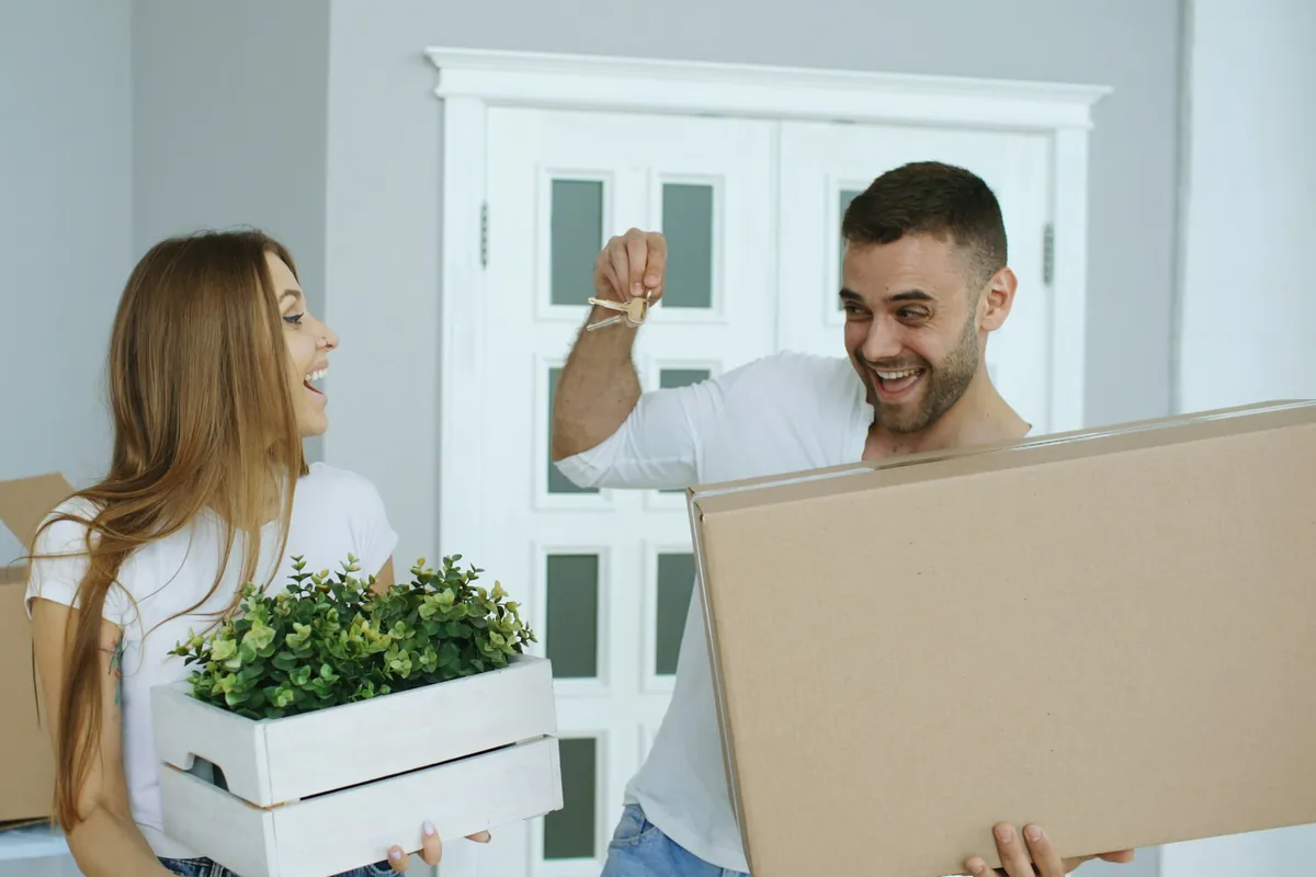Pareja feliz con las llaves de su casa propia